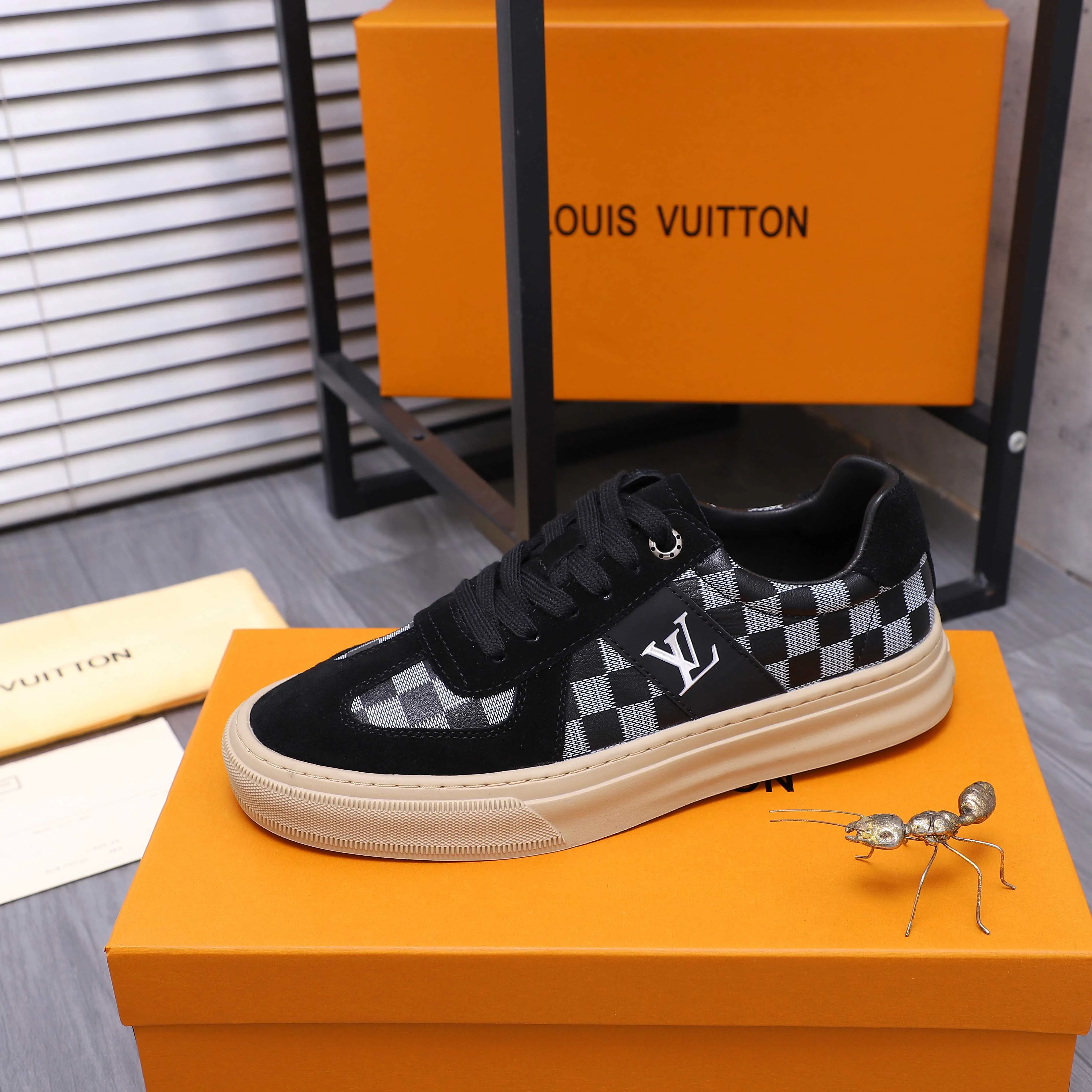 Men's shoes 💰p400 Product trademark: LV "Louis Vuitton" casual lace-up men's shoes Regular size: 38-44 Product materials: Selected matte cowhide stitching plaid cowhide upper, sheepskin lining, rubber outsole